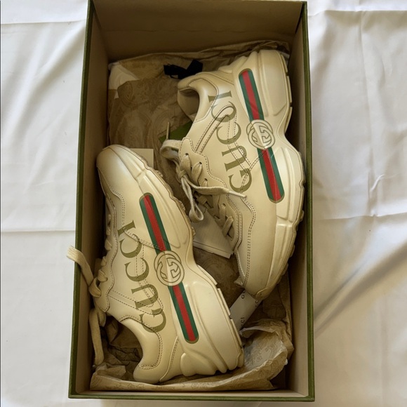 Gucci
Rhyton Gucci Logo Leather Sneaker - Picture 2 of 10
